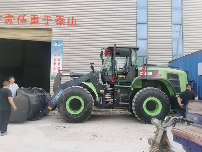 杏彩·电子（中国）官方网站XC958-EV纯电动装载机交付周口客户